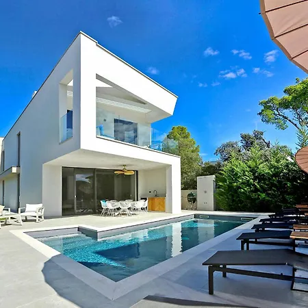 Meta Vikendica Petrcane